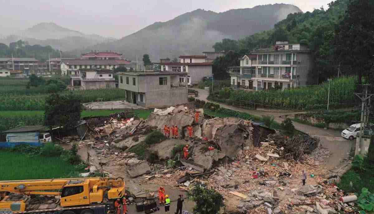 An earthquake in China’s Sichuan province results in 4 deaths and 41 injuries.