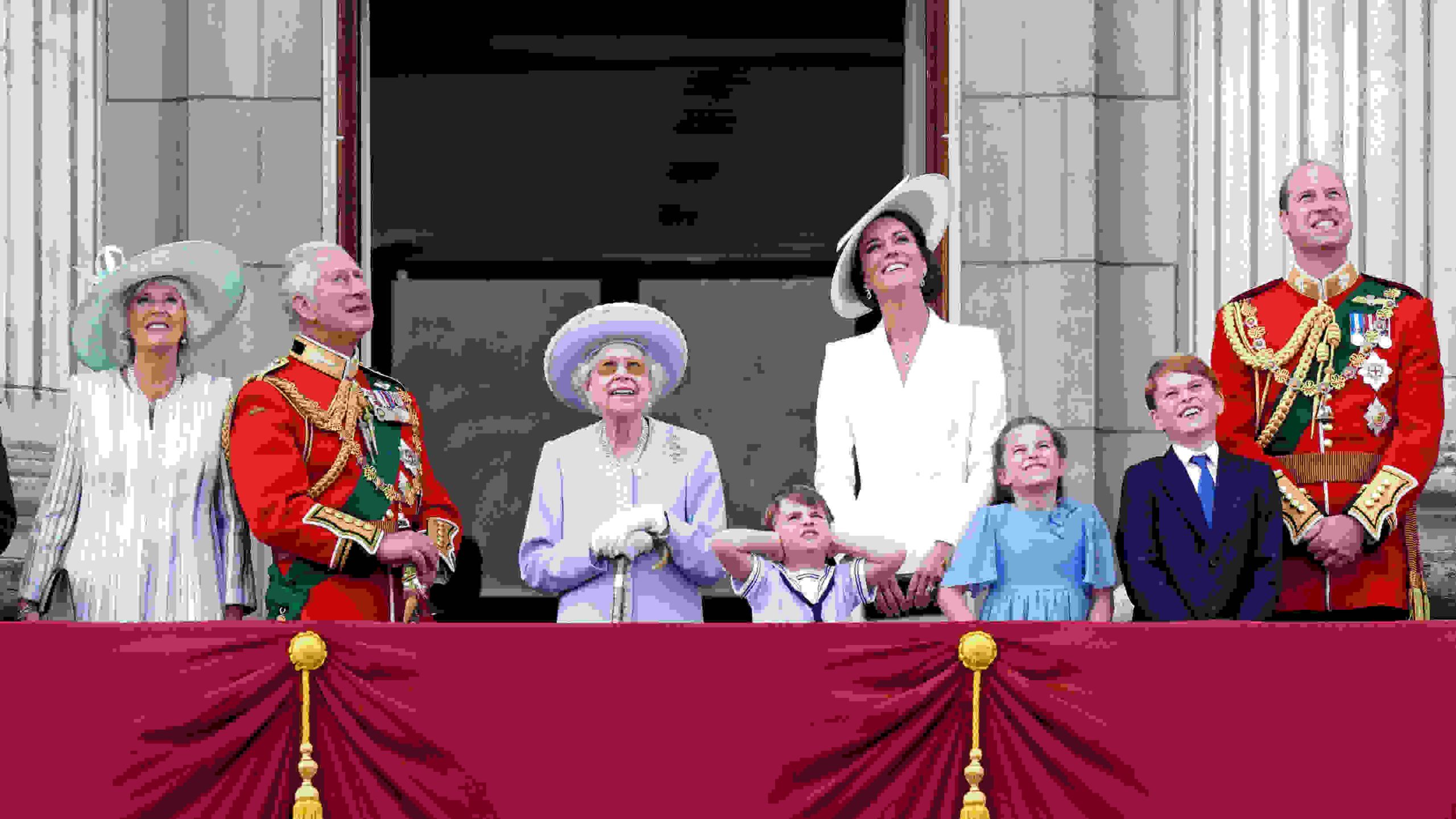 Platinum Jubilee Crowds cheer Queen at palace as Jubilee begins