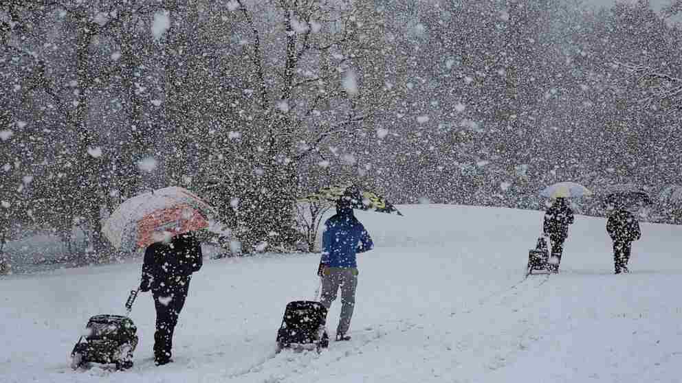 Snowstorm strikes the US northeast, canceling over 1,000 flights and disrupting daily life