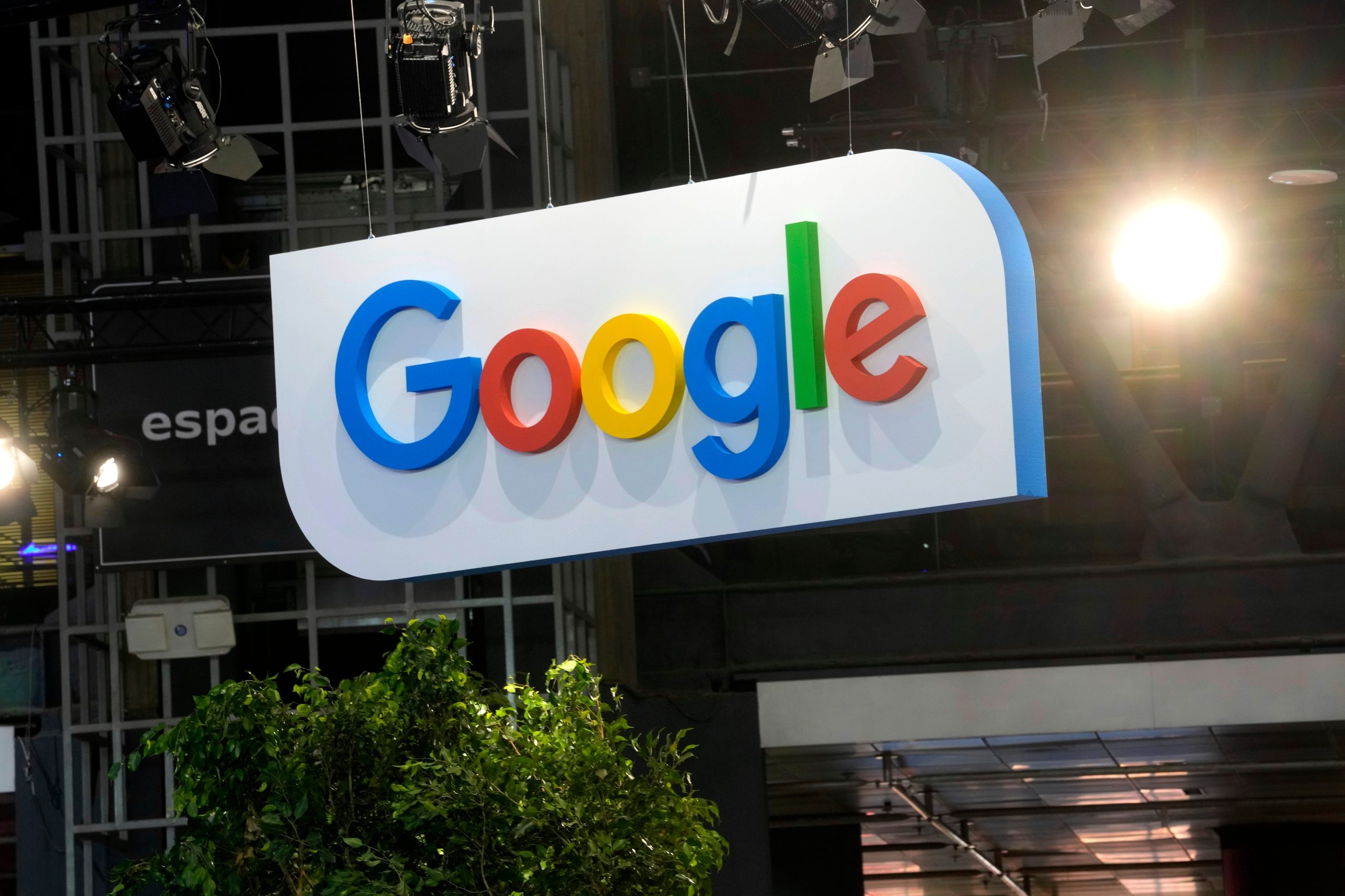 Google is fined $272 million by a French regulator over a media licensing agreement.