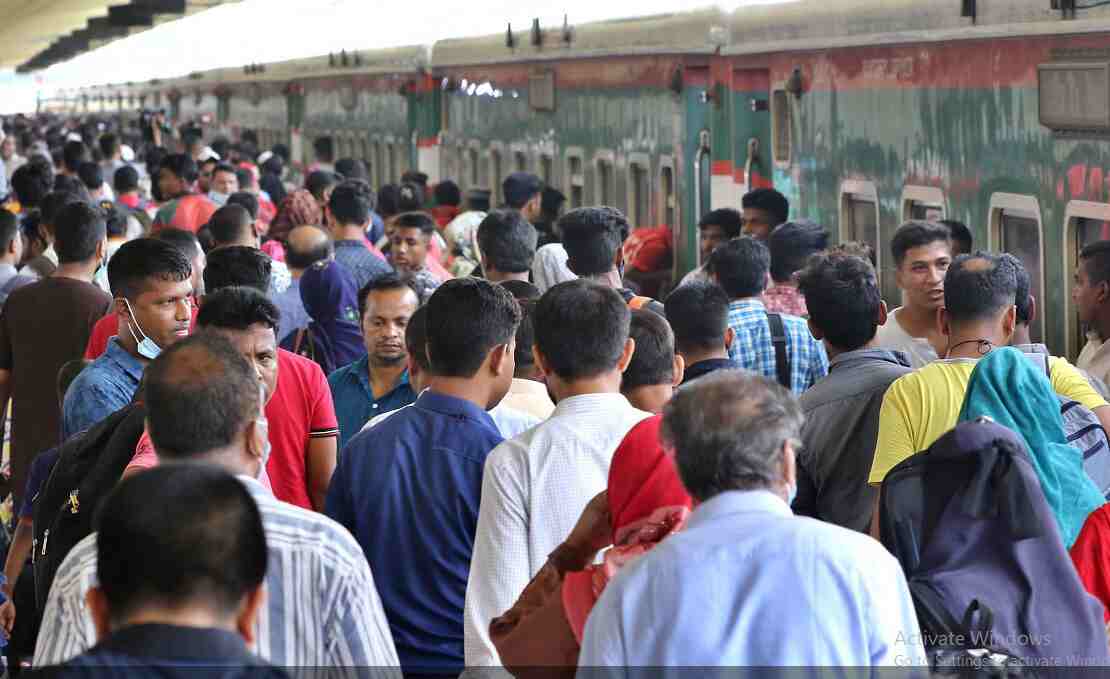 Dhaka observes the lively return of people as the Eid holidays finish.