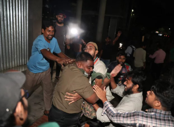 Ansar and students clashed in front of the secretariat, at least 40 injured