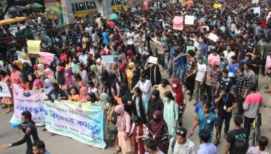 Bangladesh Students of 7 colleges blocked Sciencelab intersection due to non-acceptance of demands