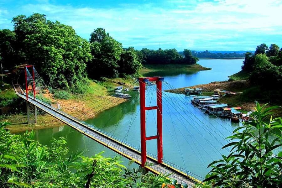 Tourist Influx in Rangamati Boosts Local Economy