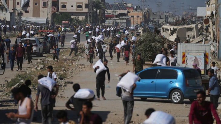 Desperate Gazans Storm World Food Programmer Warehouse Amid Growing Hunger Crisis Desperate Gazans Storm World Food Programmer Warehouse Amid Growing Hunger Crisis