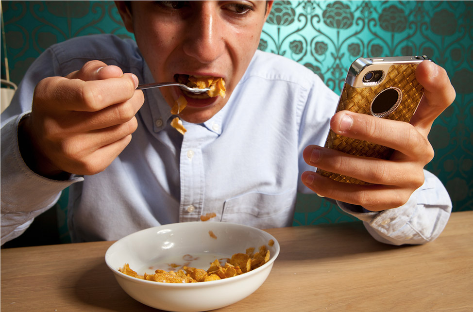 Health Risks of Watching TV or Using a Phone While Eating Health Risks of Watching TV or Using a Phone While Eating