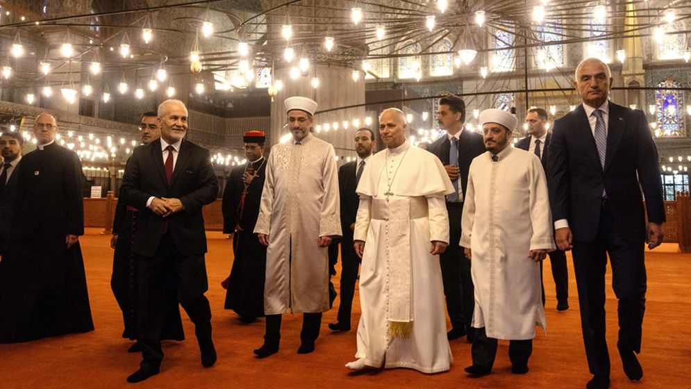 Pope Leo Visits Istanbul’s Blue Mosque for the First Time